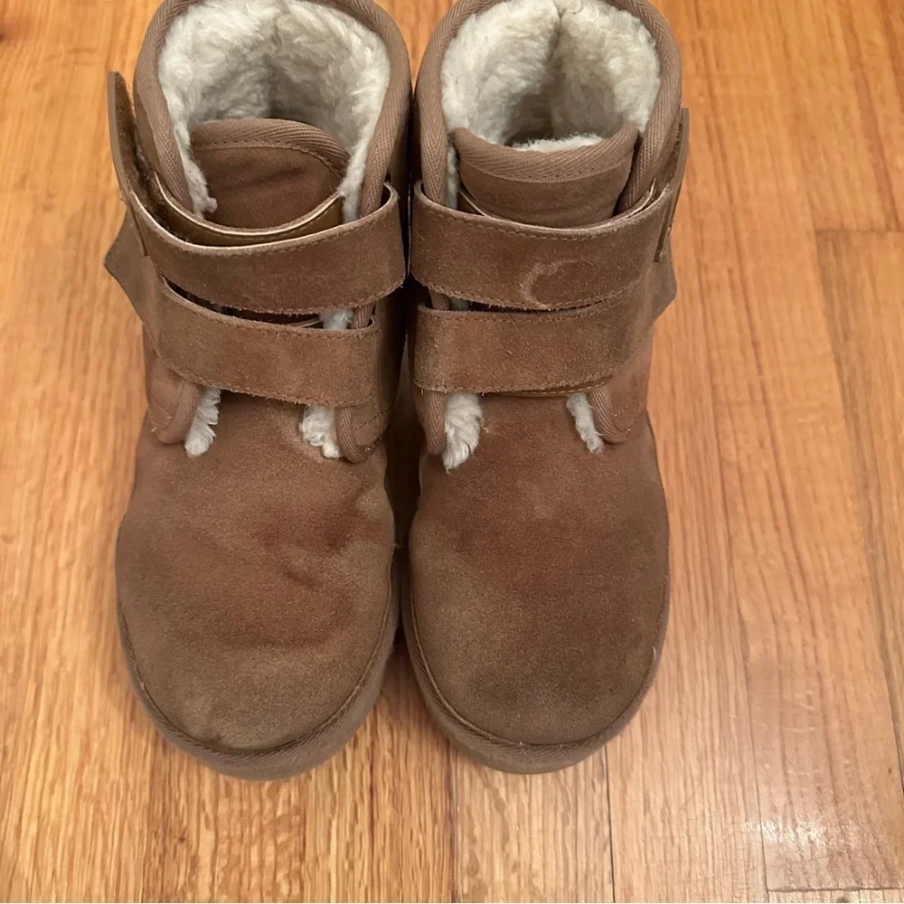 UGG ChestBut Suede boots Size 3